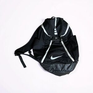 Nike Black & White Backpack EUC, all zippers work, no tears or rubs seen, unisex